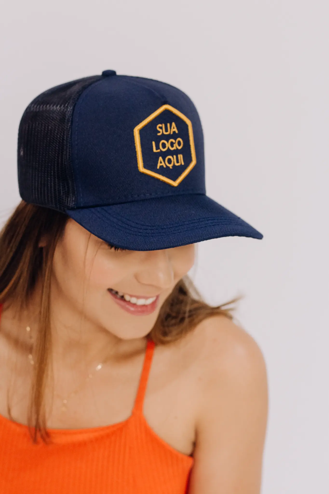 Mulher usando boné azul marinho