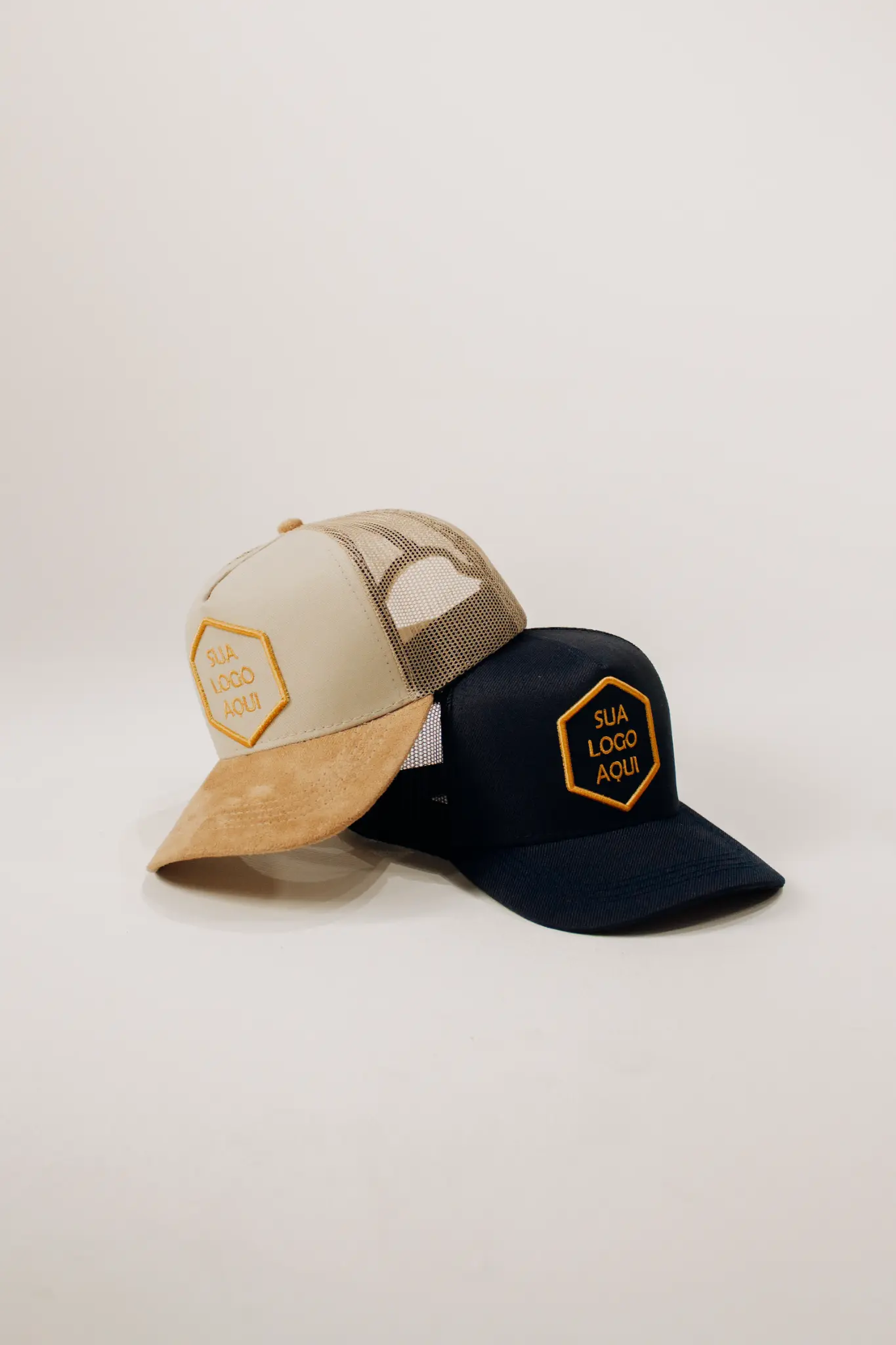 Bonés com patches hexagonais