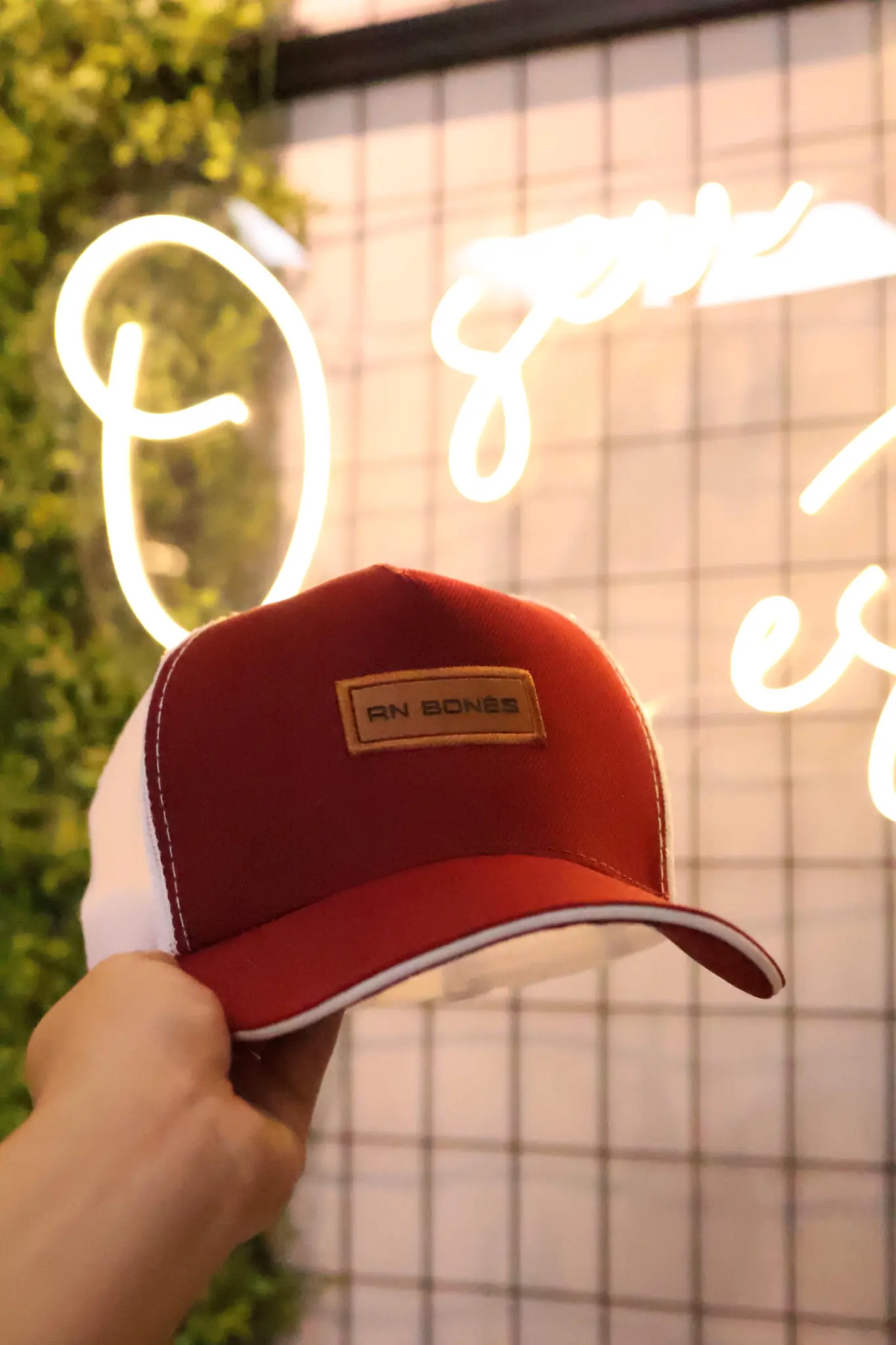 Boné vermelho em ambiente urbano