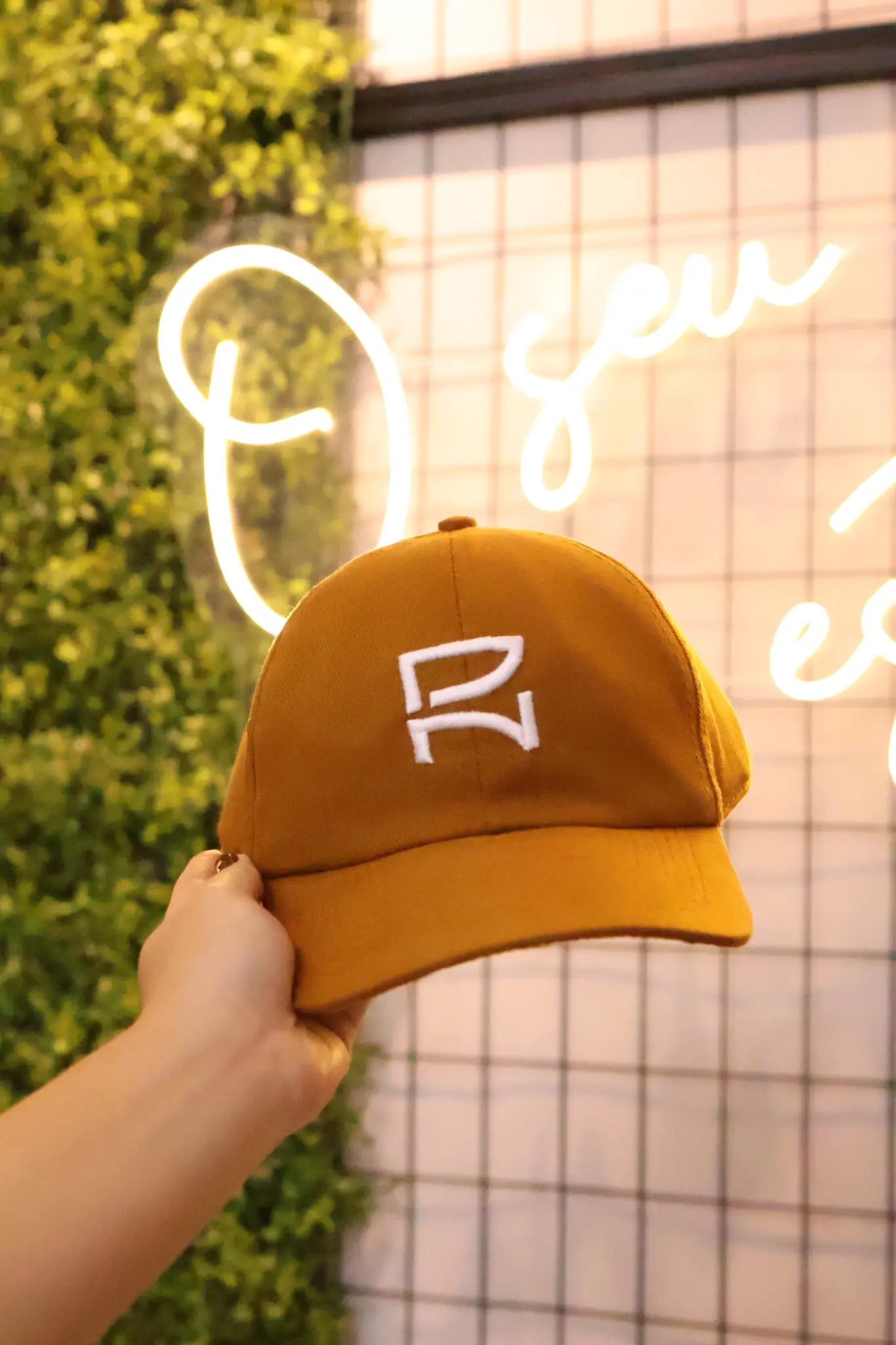 Boné amarelo em ambiente urbano