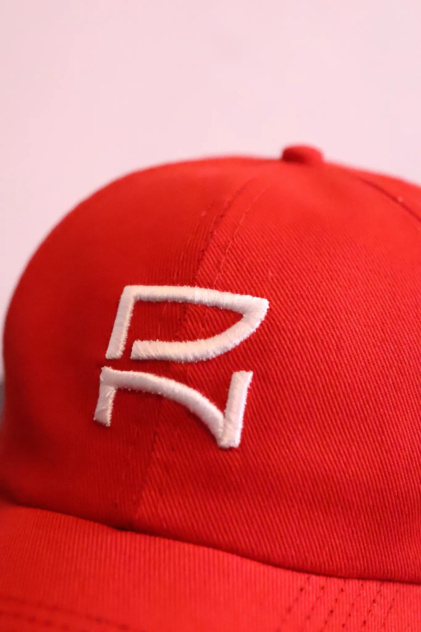 Boné vermelho close-up