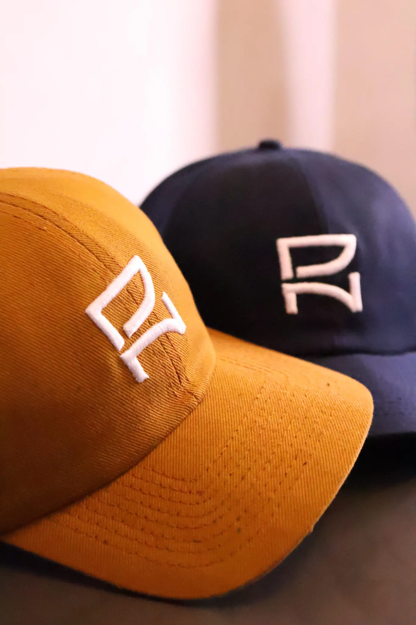 Bonés amarelo e preto