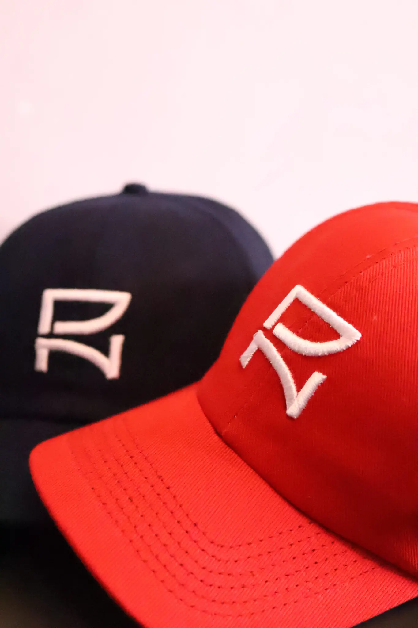 Bonés preto e vermelho close-up