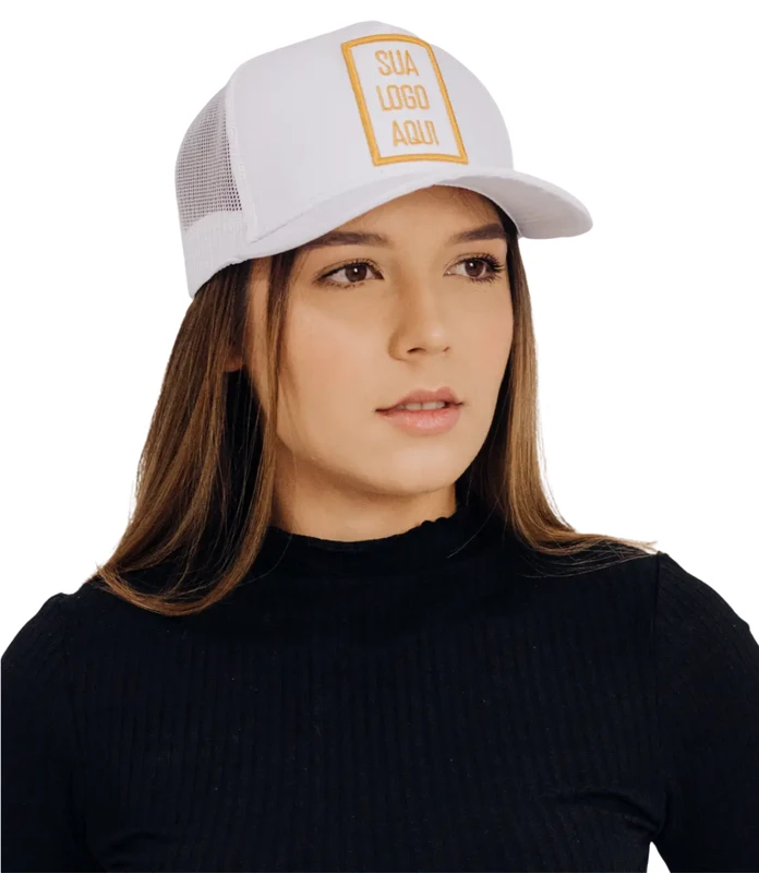 Mulher usando boné personalizado RN BONES